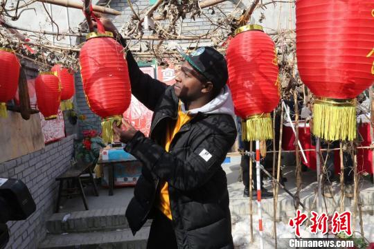 外國人體驗(yàn)著掛燈籠等中國年俗。 主辦方供圖