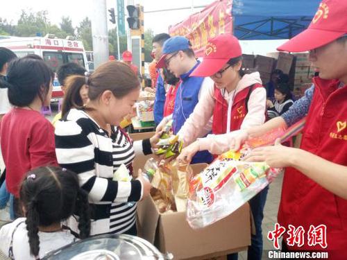 2月21日，海口新海港附近，志愿者為旅客發(fā)放食物?！∫Ｃ?攝