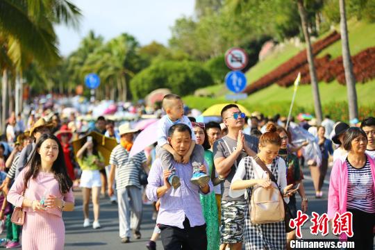 三亞各大景區(qū)人流如織 陳文武 攝