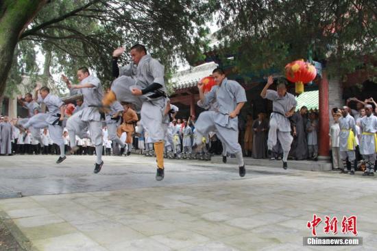 少林武僧進行武術表演。 李燕 攝