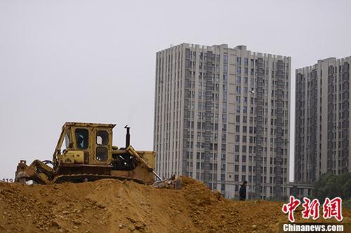 10月11日，湖南長沙一樓盤土地上，推土機(jī)正在作業(yè)。近日，長沙迎來新政后首次“限房價(jià)+競地價(jià)+搖號(hào)”土地拍賣。據(jù)長沙市國土資源網(wǎng)上交易系統(tǒng)信息，位于市內(nèi)的2宗住宅用地10日競拍均達(dá)到最高限價(jià)并“熔斷”，將采用搖號(hào)方式定主。 <a target='_blank' href='http://www.chinanews.com/'>中新社</a>記者 楊華峰 攝