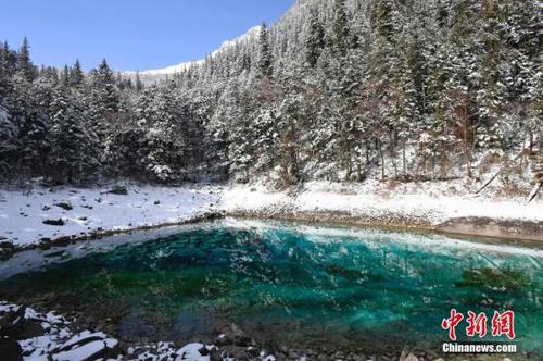 五彩池風(fēng)光。安源 攝