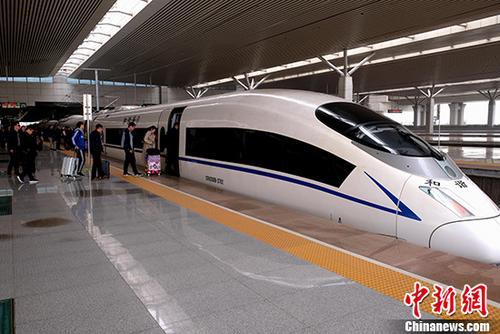 資料圖：旅客準備乘坐高鐵出行。 <a target='_blank' href='http://www.chinanews.com/'>中新社</a>記者 王中舉 攝