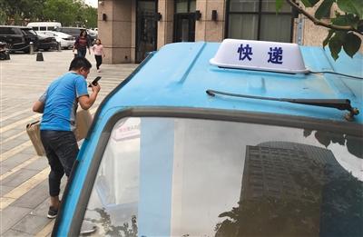  5月5日，北京亦莊，一輛快遞三輪車上安裝了寫有“快遞”字樣的專用燈。新京報記者 吳江 攝