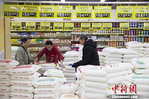 資料圖：民眾正在超市購(gòu)買面粉。
<a target='_blank' href='http://www.chinanews.com/'>中新社</a>記者 張?jiān)?攝