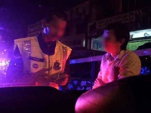 中國僑網(wǎng)女事主及友人偷拍警察及Grab車司機，但被警察勒索1萬令吉。（馬來西亞《中國報》）