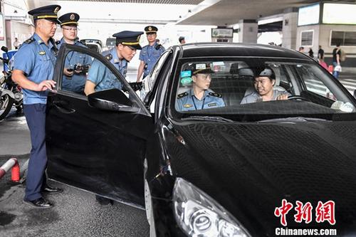 5月16日，廣州市交通委員會(huì)執(zhí)法局執(zhí)法人員在廣州東站對(duì)網(wǎng)約車(chē)相關(guān)資質(zhì)進(jìn)行核查。當(dāng)日，廣州市交通部門(mén)開(kāi)展網(wǎng)約車(chē)市場(chǎng)專(zhuān)項(xiàng)整治行動(dòng)，共查處網(wǎng)約車(chē)違章24宗，其中無(wú)證網(wǎng)約車(chē)13宗、有證網(wǎng)約車(chē)違章11宗。<a target='_blank' href='http://www.chinanews.com/'>中新社</a>記者 陳驥旻 攝