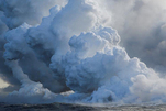 夏威夷火山巖漿流入太平洋 形成有毒蒸汽云