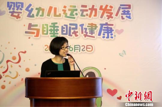 一婦嬰婦幼保健部主任花靜表示，幼兒期和學齡前階段是視覺和大腦發(fā)育的關鍵時期和可塑階段。　芊燁 攝