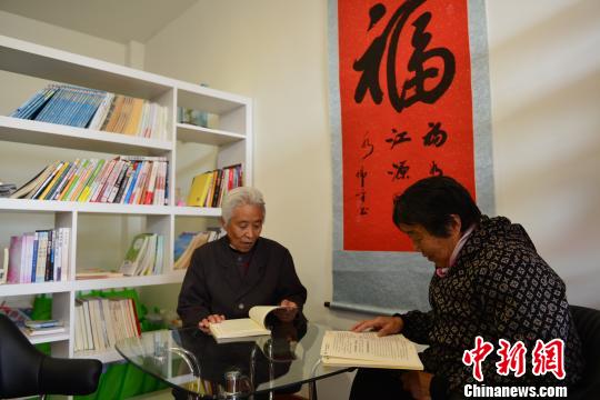 圖為兩位老年人正在日間照料中心閱讀書籍。資料圖 丁洪 攝