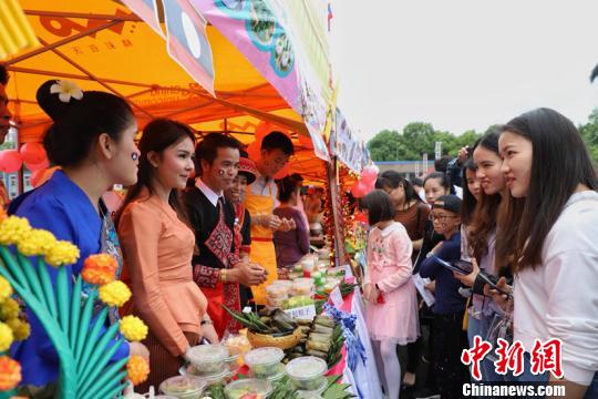 中國(guó)僑網(wǎng)貴州民族大學(xué)第二屆國(guó)際美食節(jié)活動(dòng)現(xiàn)場(chǎng)?！■暮陚悺z