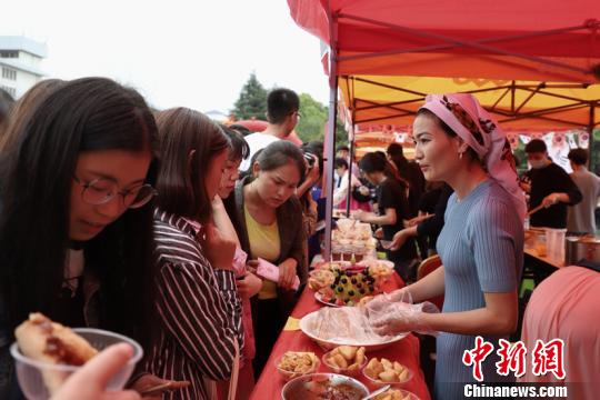 貴州民族大學(xué)第二屆國(guó)際美食節(jié)活動(dòng)現(xiàn)場(chǎng)?！■暮陚?攝