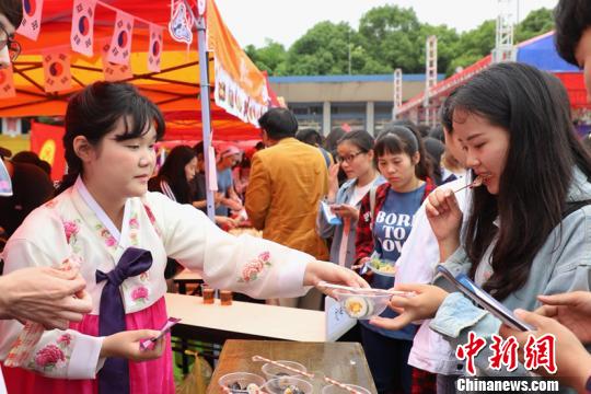 貴州民族大學(xué)第二屆國(guó)際美食節(jié)活動(dòng)現(xiàn)場(chǎng)?！■暮陚?攝