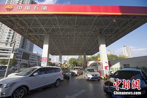 資料圖：車輛正在加油站加油。<a target='_blank' href='http://www.chinanews.com/'>中新社</a>記者 張?jiān)?攝