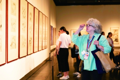 外國嘉賓參觀“借古開今”江蘇省美術館館藏明清繪畫展