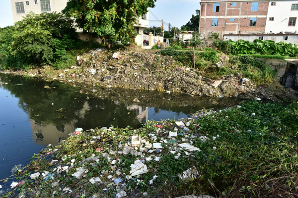 圖3 汕頭市潮南區(qū)陳店鎮(zhèn)河涌淤滿垃圾