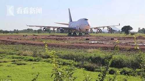 田地里有飛機(jī)！泰國(guó)村民一覺(jué)醒來(lái)被波音747驚呆