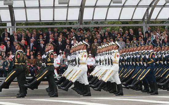 ▲中國人民解放軍儀仗隊參與白俄羅斯獨立日閱兵儀式。