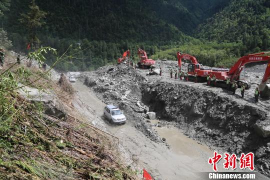 受阻3天川藏公路西藏波密段搶通