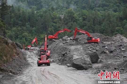 圖為該部隊(duì)多機(jī)械合作搶通道路。武警某部交通三支隊(duì)供圖