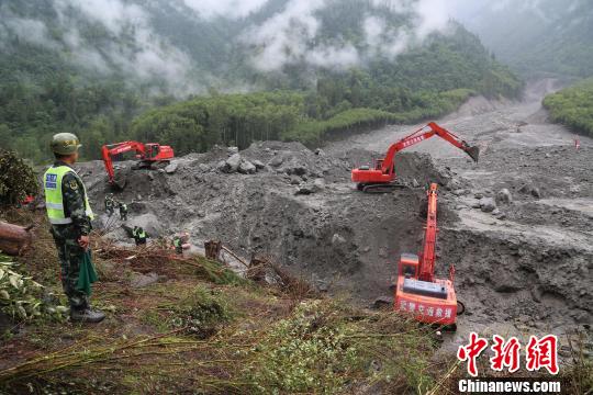 圖為該部隊(duì)官兵指揮搶通車(chē)輛作業(yè)。武警某部交通三支隊(duì)供圖