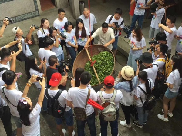 國家級非遺安溪鐵觀音制作技藝傳承人魏月德示范搖青手法