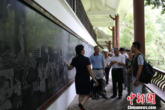 6月17日，海峽兩岸媒體采訪團在客家藝術(shù)長廊尋訪客家飲食、服飾、節(jié)慶習俗等文化。　江江 攝