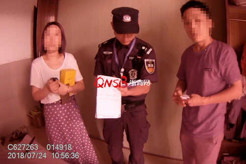 杭州一女子報警家中進(jìn)賊，警察破門發(fā)現(xiàn)躲在衣柜里的“熊”老公！