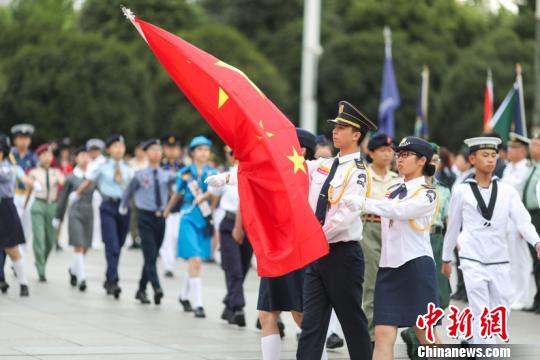 “相聚國旗下”活動現(xiàn)場圖。賀俊怡 攝