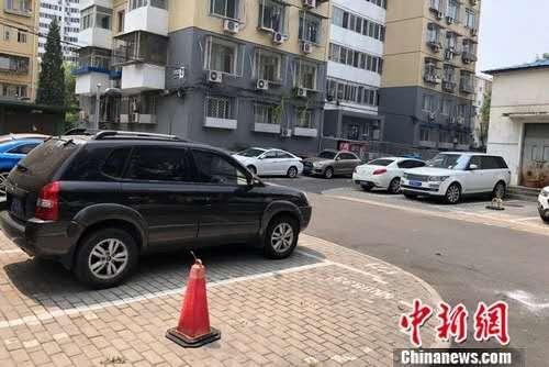 北京某小區(qū)內(nèi)停在停車位或小區(qū)路邊的車。<a target='_blank' href='http://www.chinanews.com/' >中新網(wǎng)</a>記者 程春雨 攝