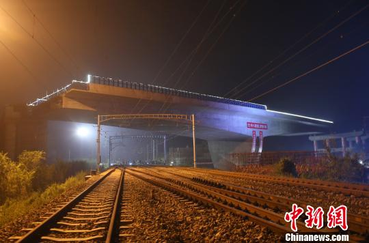 太行山高速一特大橋轉(zhuǎn)體確保太行山高速邯鄲段年底通車