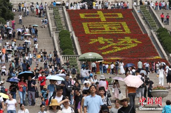 9月23日，南京中山陵游人眾多，游人從鮮花布置的“中國夢”字樣邊經(jīng)過。 <a target='_blank' href='http://www.chinanews.com/'>中新社</a>記者 泱波 攝