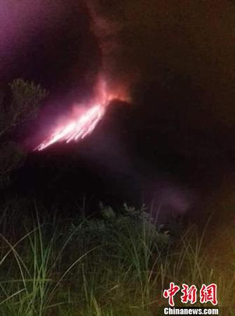 從上午到停晚，該火山持續(xù)噴發(fā)出熔巖和火山灰。印尼抗災(zāi)署供圖