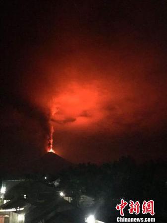 該火山持續(xù)噴發(fā)出熔巖和火山灰。印尼抗災(zāi)署供圖