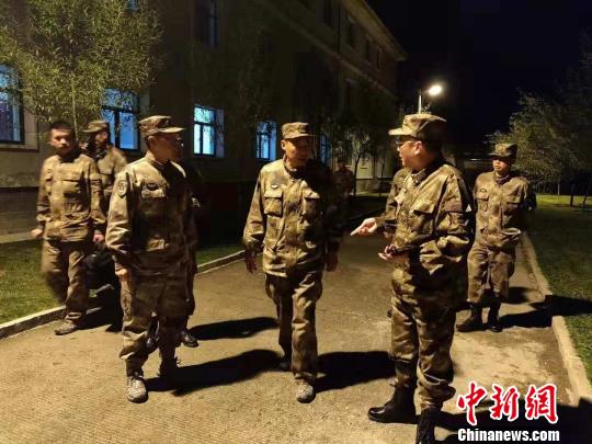 川藏交接處金沙江形成堰塞湖西藏昌都軍分區(qū)官兵抵達救援