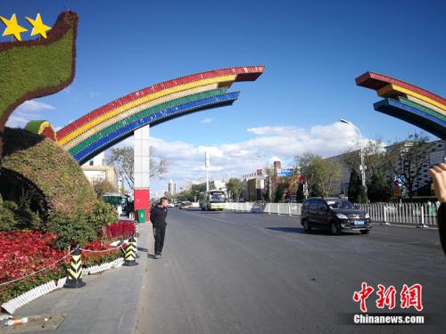 彩虹門是燕郊售樓一條街的標(biāo)志。<a target='_blank' href='http://www.chinanews.com/' >中新網(wǎng)</a>記者 邱宇 攝