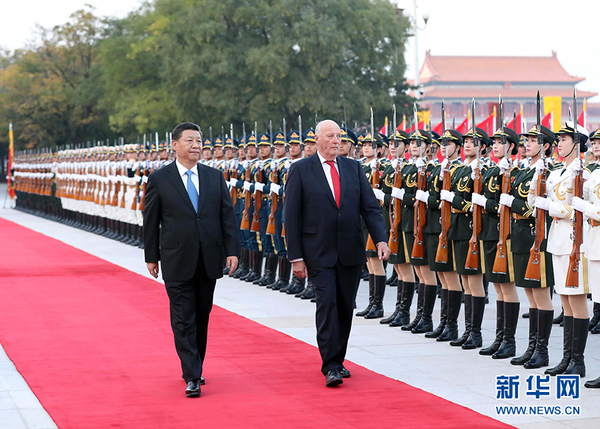 10月16日，國家主席習(xí)近平在北京人民大會堂同挪威國王哈拉爾五世舉行會談。這是會談前，習(xí)近平在人民大會堂東門外廣場為哈拉爾五世舉行歡迎儀式。