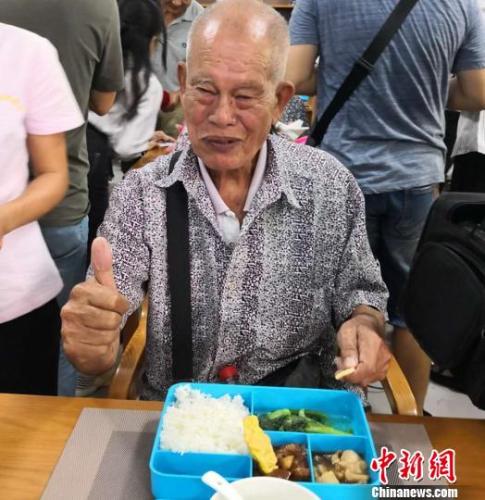 10月17日，81歲的陳志勇老人在?？谑忻捞m區(qū)海府街道龍舌坡社區(qū)“長者飯?zhí)谩本筒蜁r(shí)豎起大拇指點(diǎn)贊?！∫Ｃ?攝