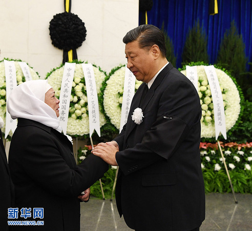 10月18日，司馬義·艾買提同志遺體送別在北京八寶山革命公墓舉行。習(xí)近平、栗戰(zhàn)書、汪洋、王滬寧、趙樂際、韓正、王岐山、胡錦濤等前往八寶山送別。這是習(xí)近平與司馬義·艾買提親屬握手，表示深切慰問。