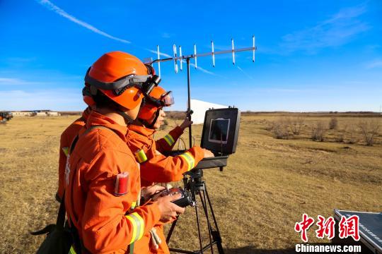 圖為呼倫貝爾市森林消防支隊跨國境滅火救援隊伍利用無人機勘察火場環(huán)境。呼倫貝爾市森林消防支隊供圖