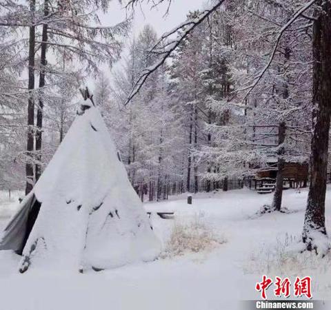 圖為雪中撮羅子?！埇| 攝