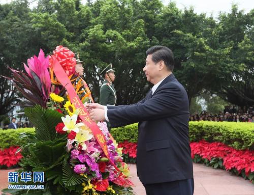 資料圖：2012年12月7日至11日，時(shí)任中共中央總書記、中央軍委主席習(xí)近平在廣東省考察工作。這是習(xí)近平在深圳蓮花山公園向鄧小平銅像敬獻(xiàn)花籃。蘭紅光 攝 圖片來源：新華網(wǎng)