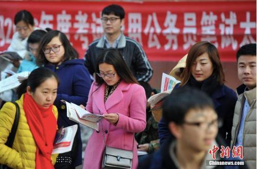 資料圖：考試前爭分奪秒復(fù)習(xí)的考生們。<a target='_blank' href='http://www.chinanews.com/'>中新社</a>記者 韋亮 攝