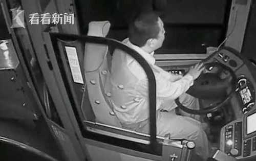 暖心!兩學(xué)生沒(méi)錢坐車 公交司機(jī)將線路延伸14公里