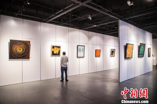 紀(jì)念改革開(kāi)放四十周年——漆彩盛世漆藝作品邀請(qǐng)展在福建省海絲藝術(shù)館開(kāi)幕。　李南軒　攝