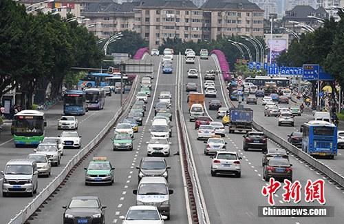 資料圖：市民駕駛機(jī)動(dòng)車行駛在道路上。<a target='_blank' href='http://www.chinanews.com/'>中新社</a>記者 張斌 攝