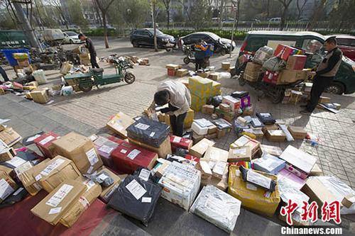 資料圖：物流快遞工作人員正在分揀快遞。<a target='_blank' href='http://www.chinanews.com/'>中新社</a>記者 張?jiān)?攝