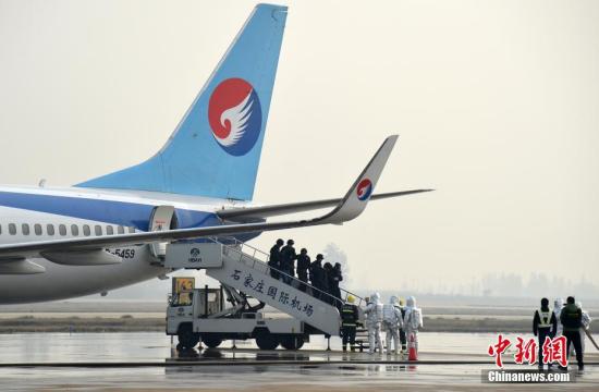 11月16日，由石家莊正定國際機場、民航河北空管分局、河北航空有限公司等聯(lián)合舉行的反恐暨應急救援綜合演練活動拉開帷幕。本次演練以被劫持航班緊急備降石家莊機場，落地后爆炸起火為背景，現(xiàn)場開展緊急出動、消防滅火、醫(yī)療急救等9個科目的演練。通過該實戰(zhàn)演練，著力提升機場應急救援能力。圖為“劫機者”被押下飛機。<a target='_blank' href='http://www.chinanews.com/'>中新社</a>記者 翟羽佳 攝