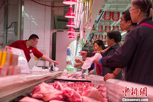 資料圖：民眾購買豬肉。 <a target='_blank' href='http://www.chinanews.com/'>中新社</a>記者 張云 攝