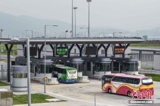 資料圖為香港旅游巴駛經(jīng)旅檢大樓旁的閘口，準(zhǔn)備登橋。<a target='_blank' href='http://www.chinanews.com/'>中新社</a>記者 麥尚旻 攝